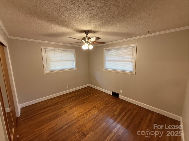 Building Photo - 317 Dakota St