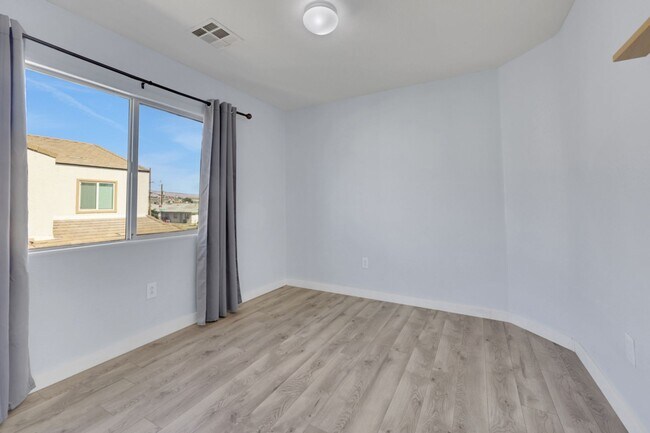 Building Photo - Updated Two-Story 3 bed/2.5 bath Home with Open Kitchen, Attached 1 Car Garage & Modern Flooring ...