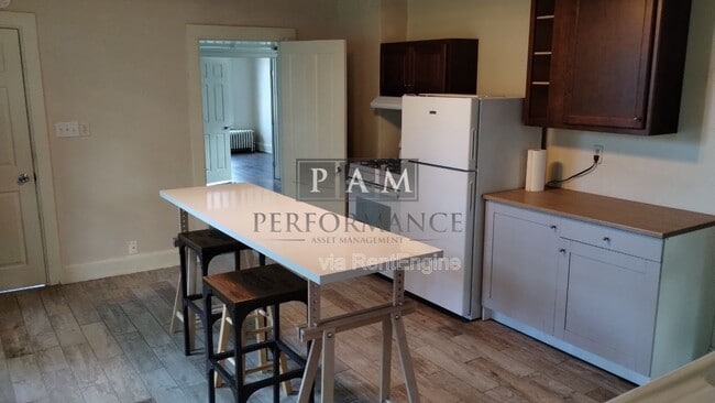 Building Photo - 919 E Brady St