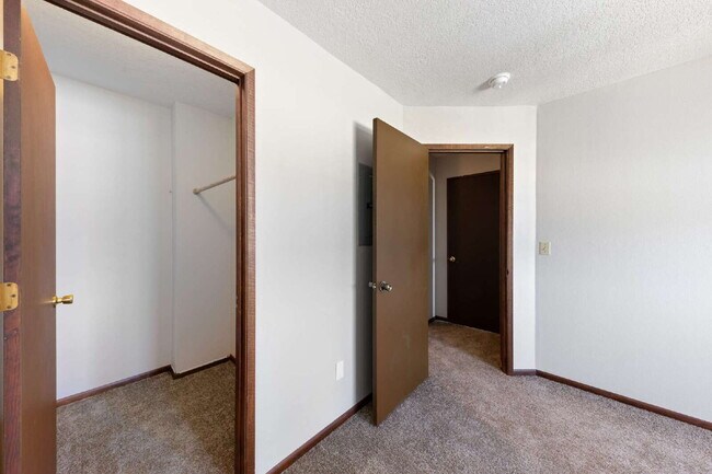 Building Photo - Spacious Townhome 3 Bedrooms plus office!