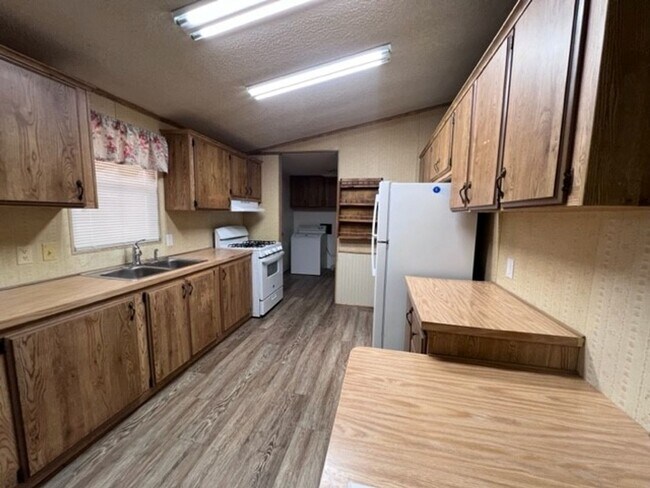 Building Photo - 3 Bedrooms, Includes Fenced Yard New carpe...