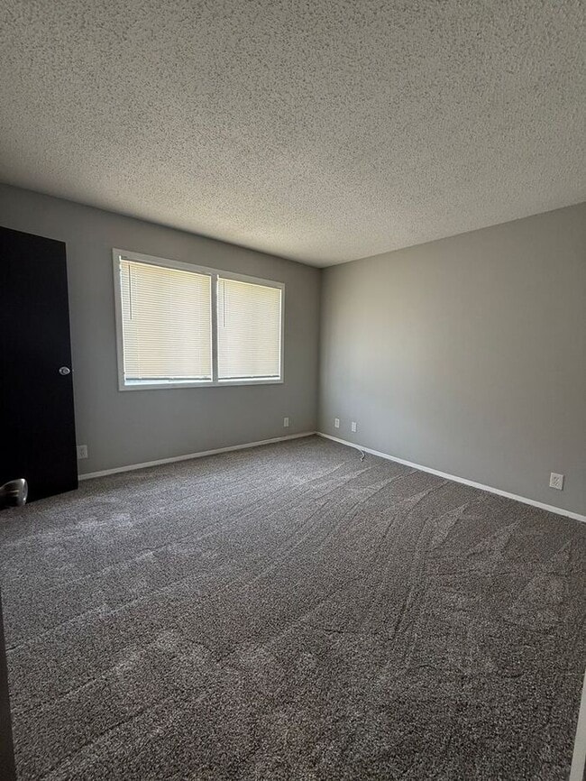 Building Photo - Cute and Convenient  South Nashville Townhouse near BNA and Woodbine - Renovated
