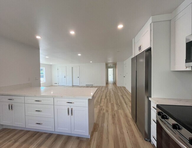 Building Photo - Charming NE Portland Apartment Near Parks, Shops & Transit