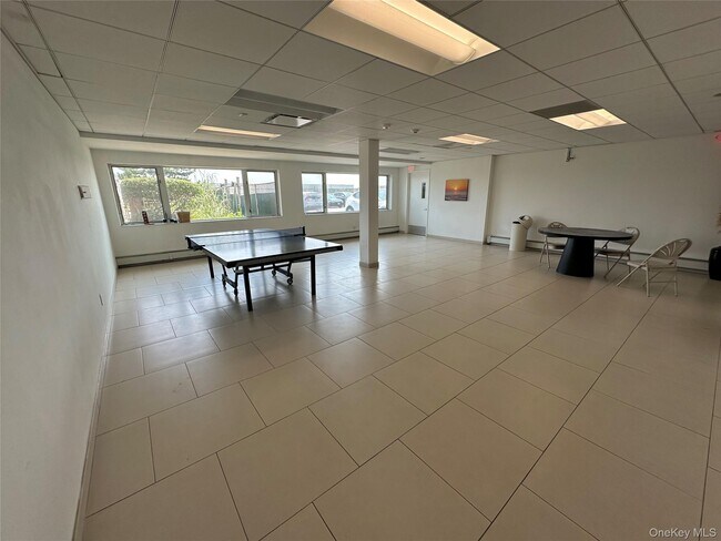 Building Photo - 830 Shore Rd