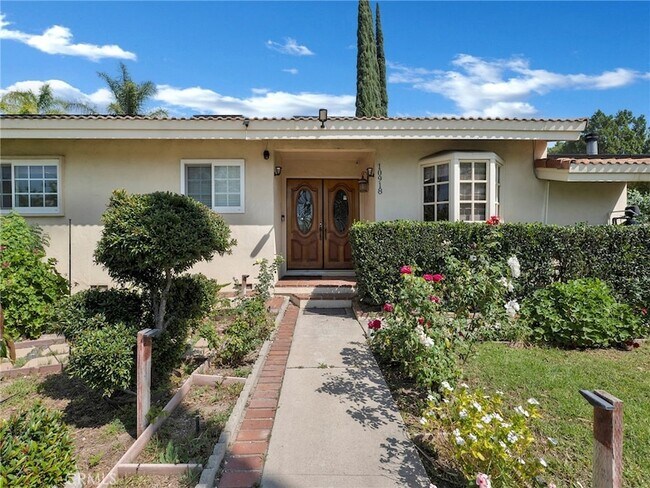 Building Photo - 10918 Reseda Blvd