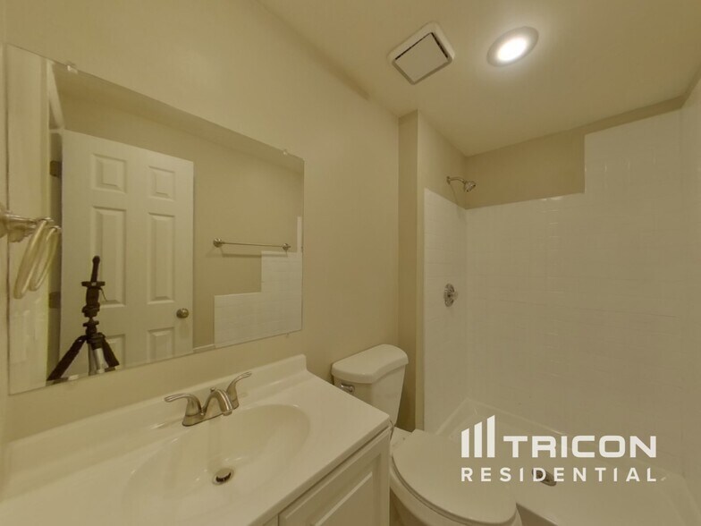 Building Photo - 10823 Dungarvon Ct
