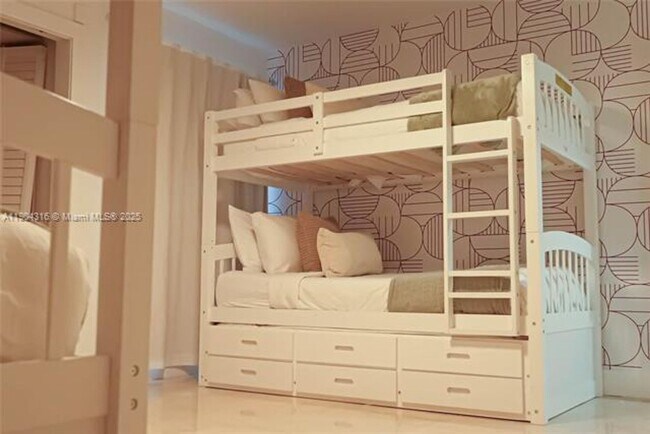 Building Photo - 290 NW 125th Ave