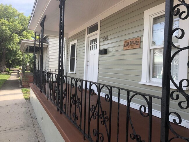Building Photo - Historic Ybor City Bungalow