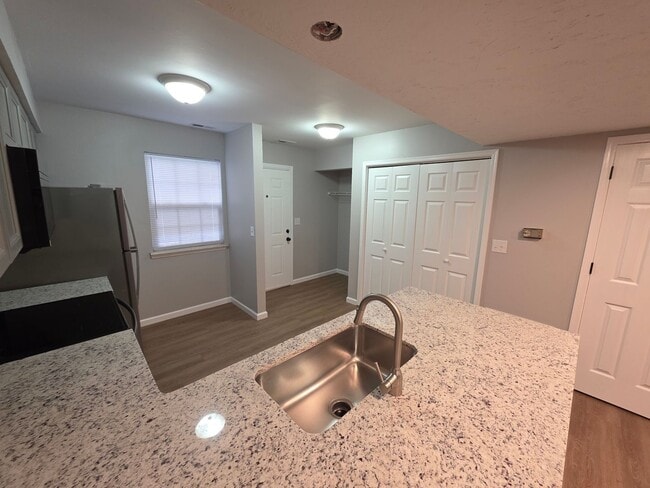 Building Photo - Updated 2 bedroom 2 bath with pool