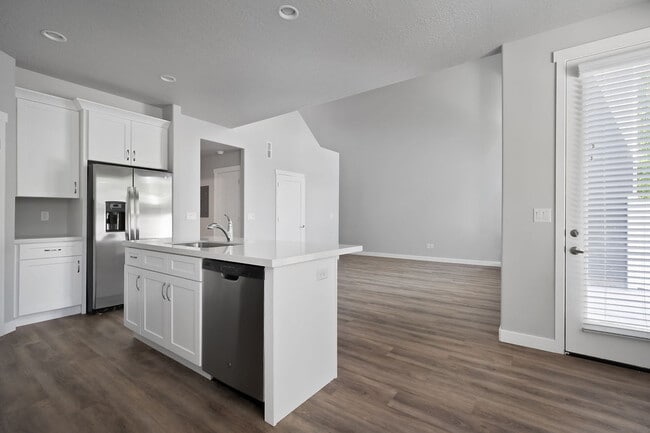 Building Photo - 735 E Zekes Ct
