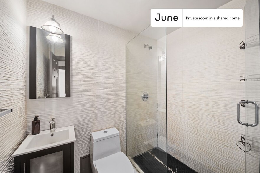 Building Photo - Private bedroom in 2 bed/1 bath Home