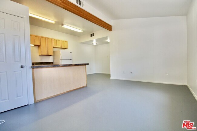 Building Photo - 6587 Oasis Ave