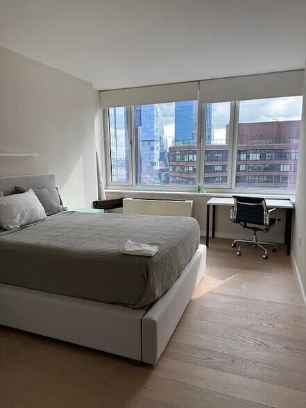Building Photo - 635 W 42nd St