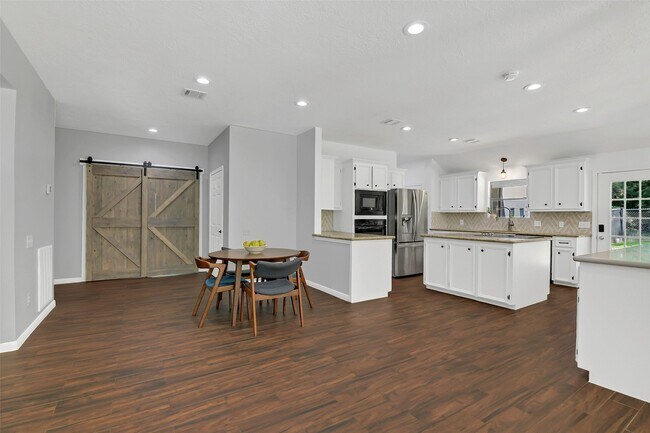 Building Photo - 44 Lake Forest Cir