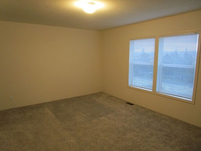 Building Photo - *PRICE IMPROVEMENT* Newer Spacious Home in Ochoco West Subdivision - Available Now!