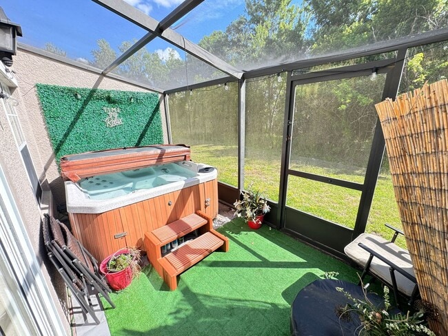 Building Photo - Fully Furnished 5-Bed End-Unit Townhome with Hot Tub in Gated Coral Cay! WASHER & DRYER INCLUDED!
