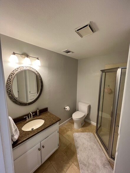 Guest Bathroom - 3801 Menchaca Rd
