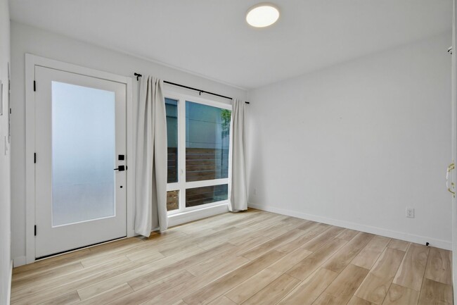 Building Photo - 3B3B cozy townhome