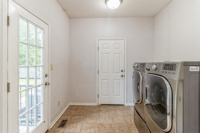 Building Photo - GREAT LOCATION IN COUNTRY CLUB!! 4 Bedroom, 3.5 Bathroom Home in Clive