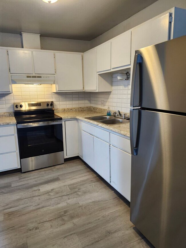 Building Photo - Updated 2 Bedroom Ground Level Apartment