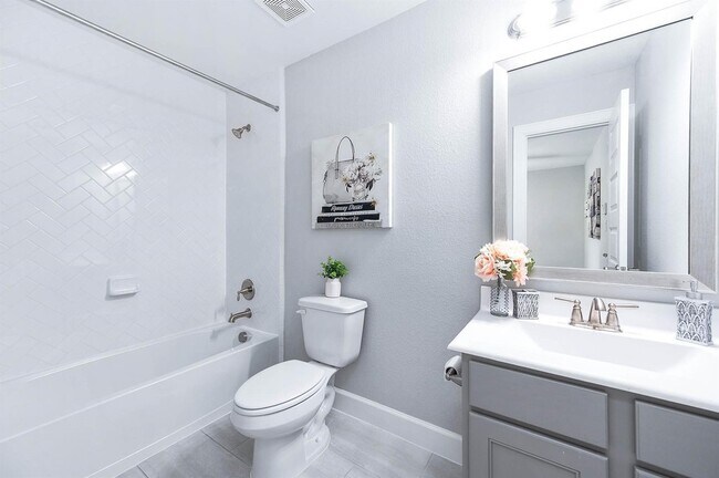 Building Photo - 2022 Groveland Glen Dr