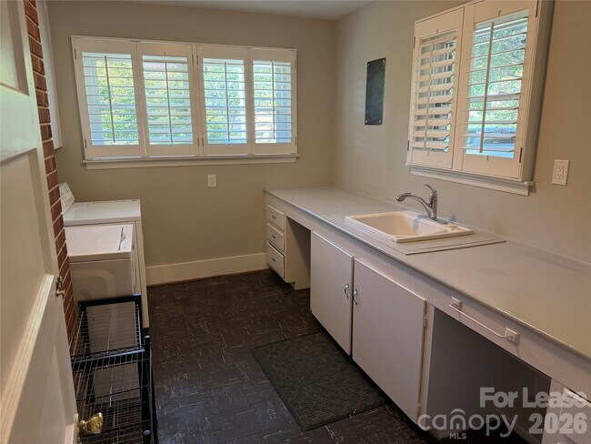 Building Photo - 4920 Raymond Pl