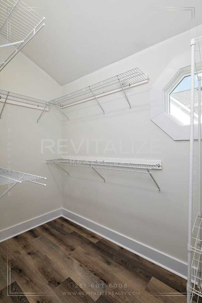 Building Photo - Gorgeous Spring Hill Home!