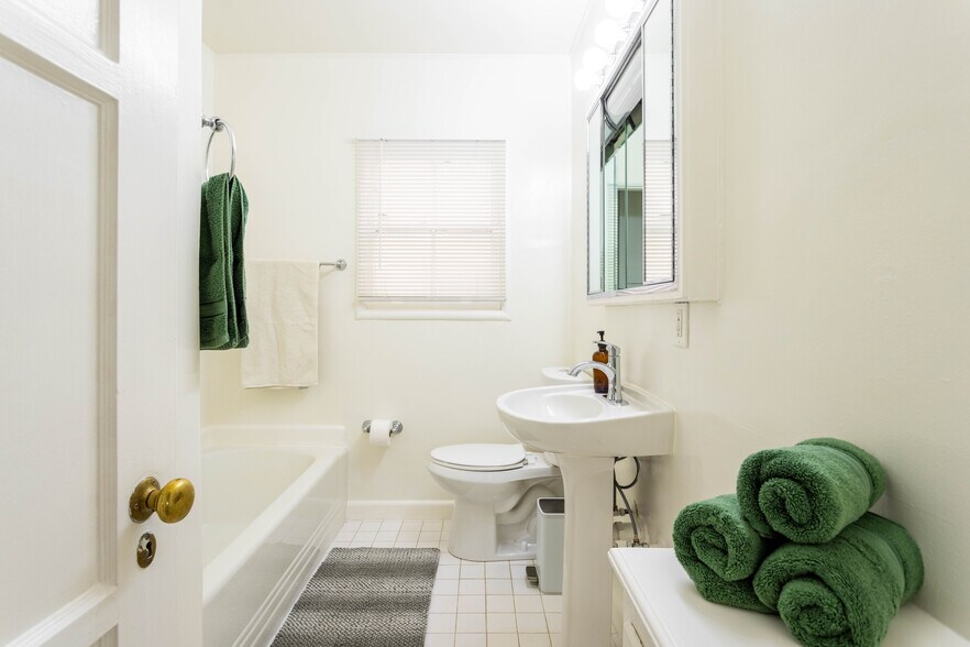 Bathroom - 1290 Devon Ave