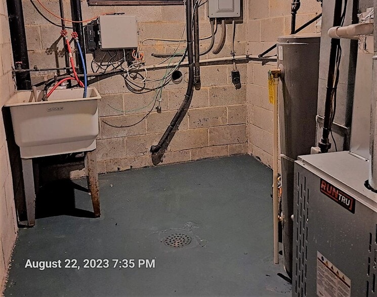 Washer/dryer hook-up - 3309 W Run Rd