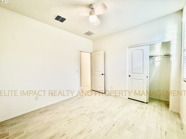 Building Photo - 9365 N Peridot Vis Ave