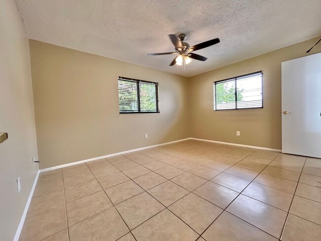 Building Photo - Stylishly upgraded 4Bedrooms/2Baths home i...