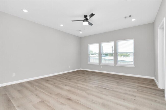 Building Photo - 2347 Hoskins Dr