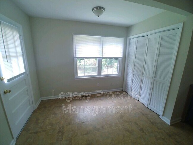 Building Photo - 2712 Woodbury Dr