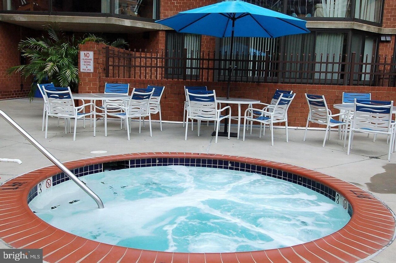 Year Round Hot tub - 1001 N Randolph St