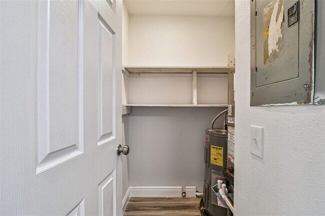 Building Photo - 9125 Tudor Dr