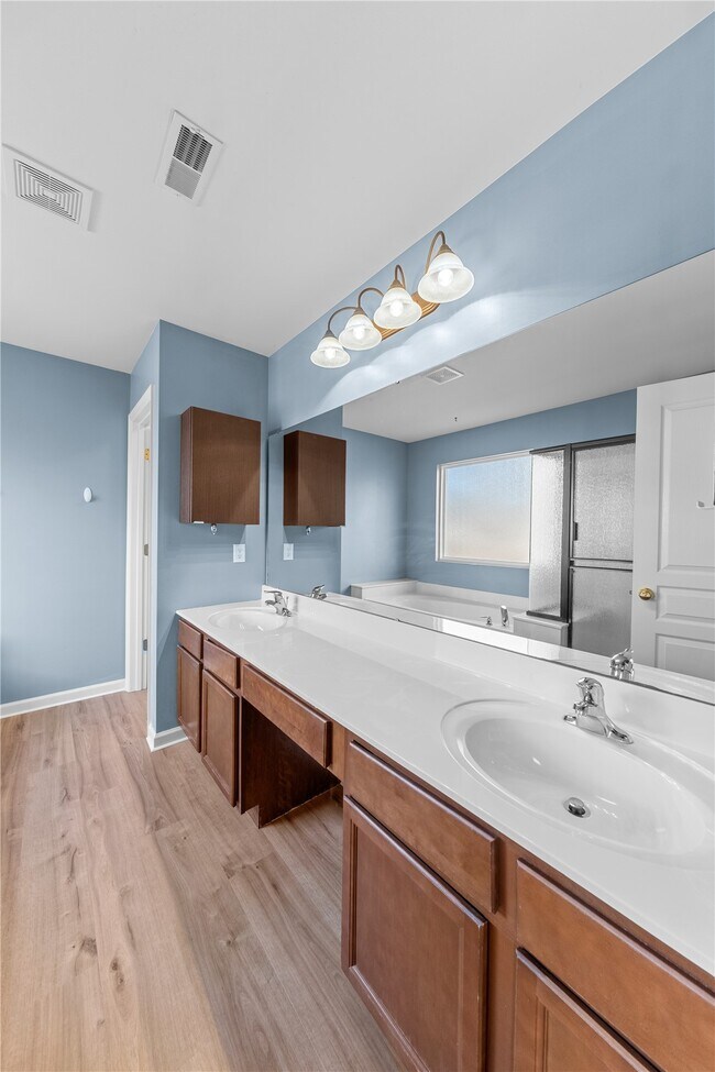 Building Photo - 467 Parkgate Dr