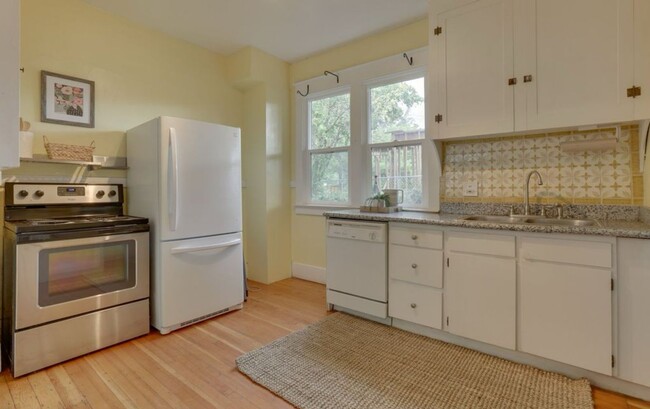 Building Photo - Charming 2-Bedroom Home for Rent near Univ...