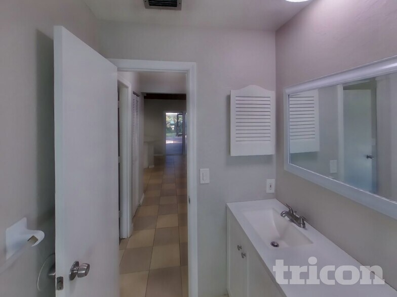 Building Photo - 4720 Palm Aire Cir