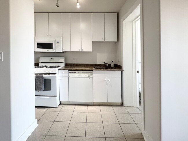 Building Photo - 4335 W Irving Park Rd