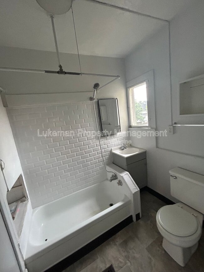 Building Photo - 724 W South St