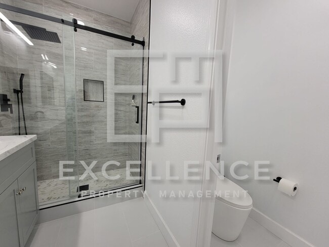 Building Photo - Beautifully Updated 2/2 with 2 Car Garage,...