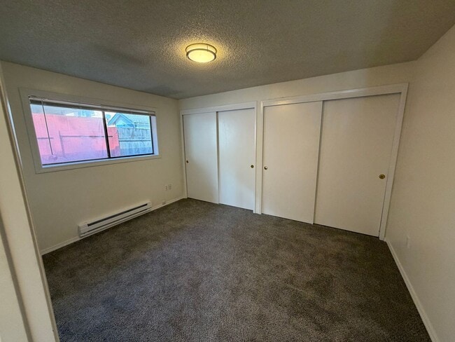 Building Photo - 2 Bed 1 Bath Duplex with Off Street Parking