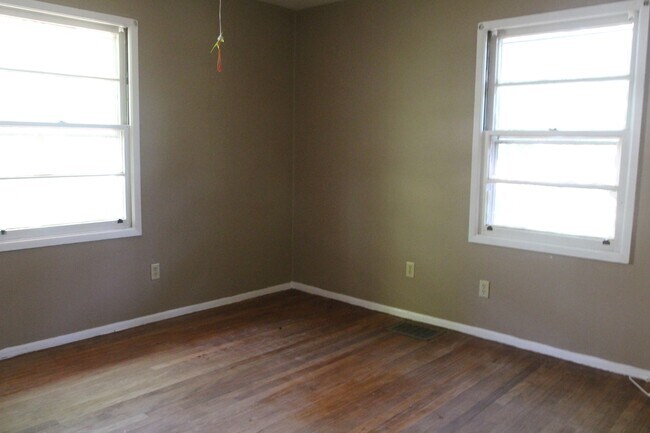 Building Photo - 2011 W Broad Ave