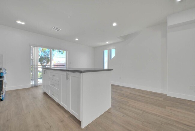 Building Photo - Luxury 2 & 4 Bed Townhomes in NoHo!