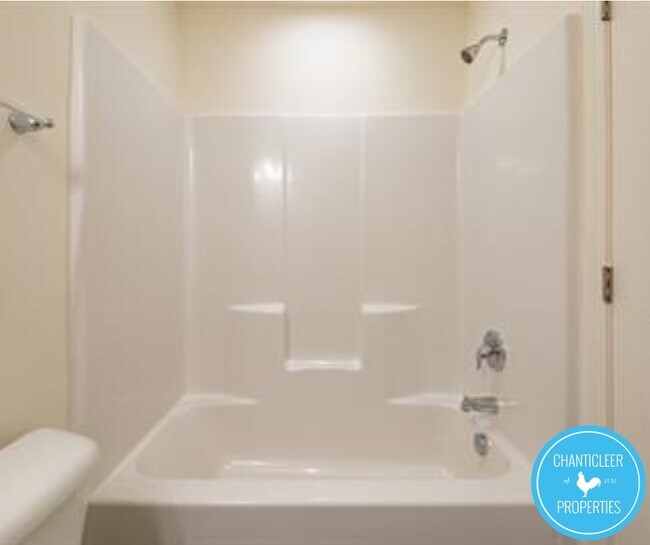 Building Photo - 10 Rochambeau Ct