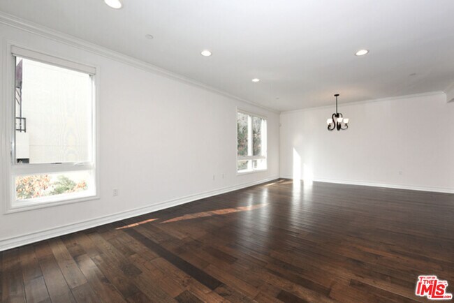 Building Photo - 2347 Fox Hills Dr