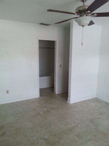 Building Photo - 185 5th Ave S