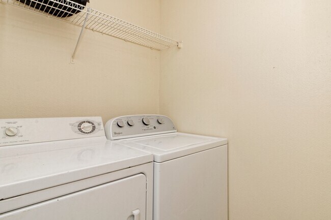 Building Photo - Amazing two bedroom 2nd Floor, Summer House Available June 19!