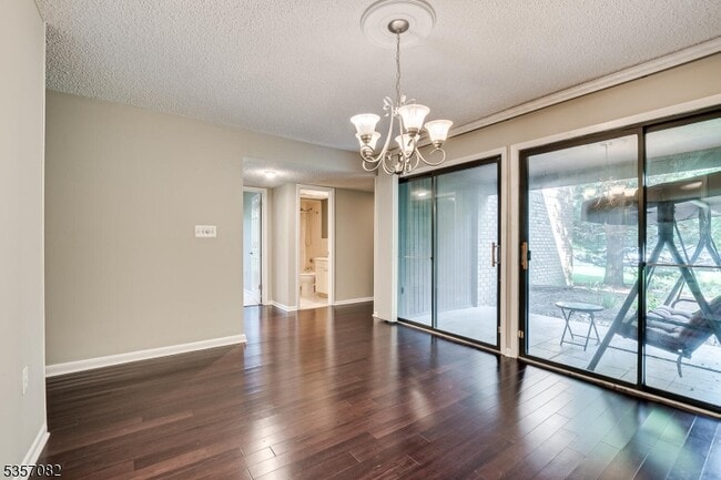 Building Photo - 318 Willowbrook Dr