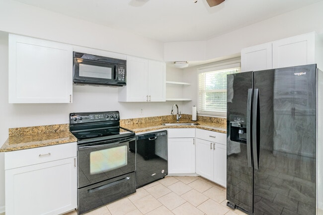 Building Photo - 282 Zandale Dr